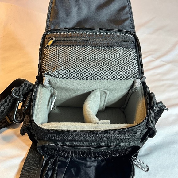 Lowepro Compact Digital Camera Bag - Adjustable Strap & Handle for Easy Portable - Picture 9 of 10